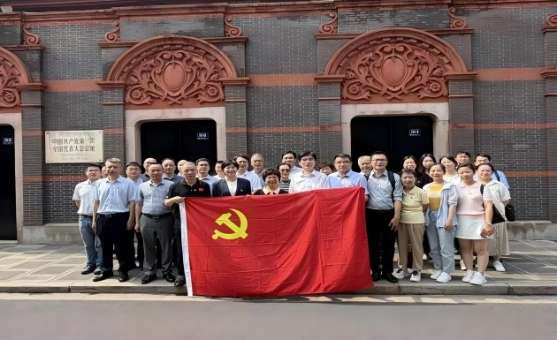 前往中共一大会址参观《为人民出政绩 
