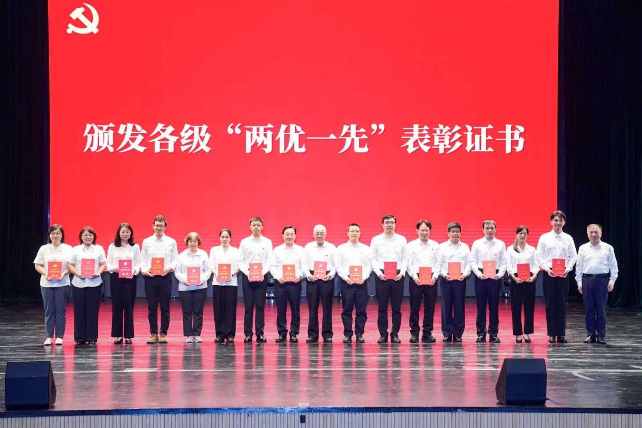 学习先进典型 践行正确政绩