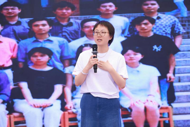20260815_231111_158.jpg 校友们身着入校三十周年专属纪念T恤