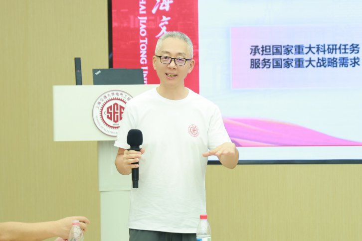 20260815_231123_440.png 佩戴母校纪念帽