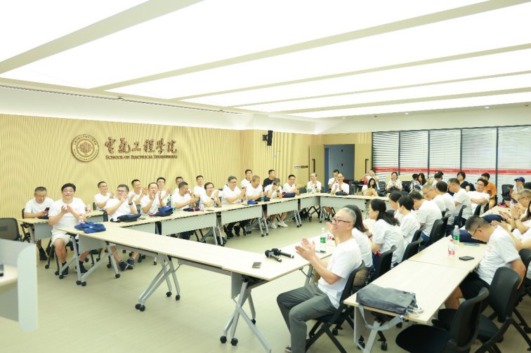 20260815_231135_725.png 齐聚菁菁堂广场